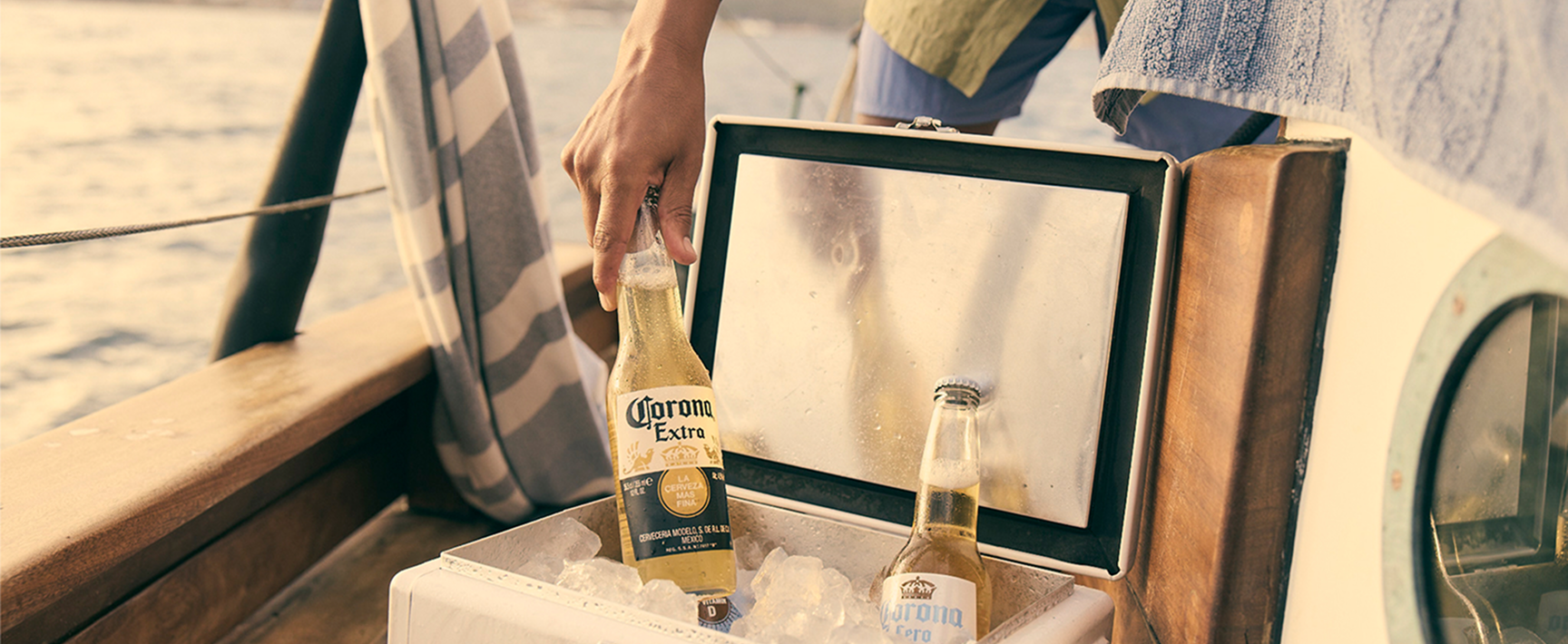Corona Extra packshot banner