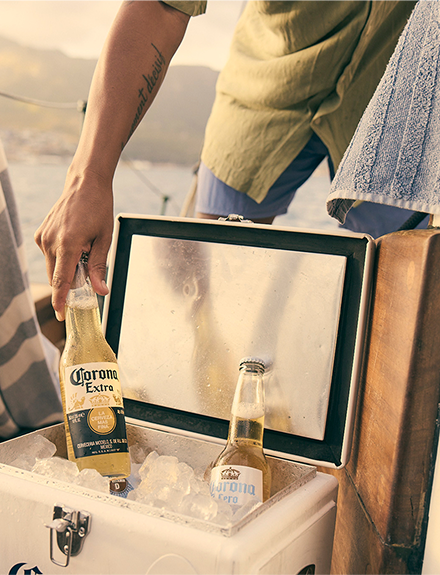 Corona Extra packshot banner